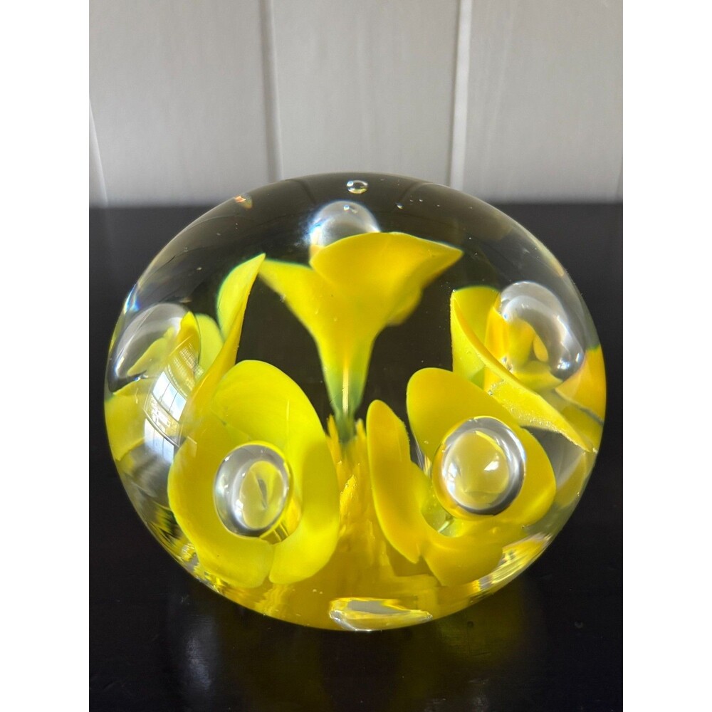 Vtg Joe St Clair Yellow Trumpet Flowers Controlled Bubble Glass Paperweight